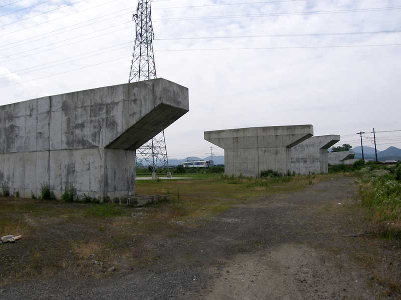 525